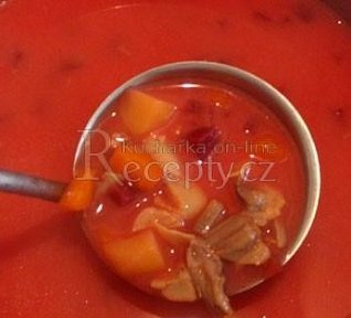 Polévka z červené řepy a kuřecího masa
