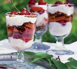 Tvarohový krém s třešněmi a meruňkami