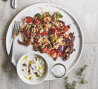 Restovaná zelenina s bulgurem a dipem