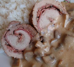 Česnekovo-slaninová roláda s žampionovou omáčkou