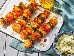 Špízy tandoori s kuřetem a zelenou rýží