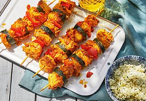 Špízy tandoori s kuřetem a zelenou rýží