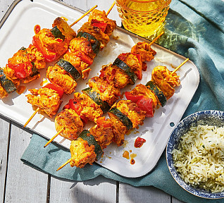 Špízy tandoori s kuřetem a zelenou rýží