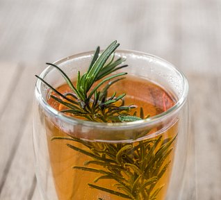 Jablečný koktejl s rozmarýnem