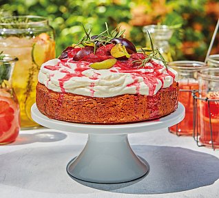 Polentový koláč se šlehačkou a švestkovým přelivem