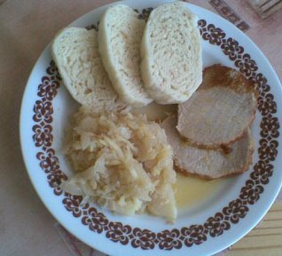 Vepřová pečeně s dušeným zelím a jablky