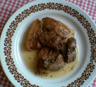 Pečený bůček s drůbežími játry na kmíně