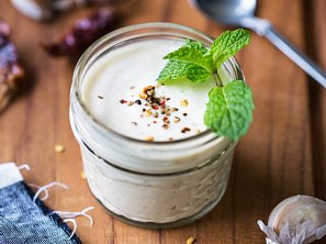 Jogurtová zálivka s česnekem a kari