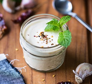 Jogurtová zálivka s česnekem a kari