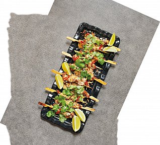 Kuřecí satay a arašídovou omáčkou