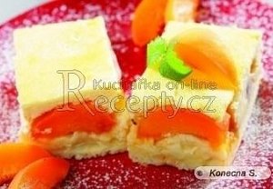 Meruňkový koláč se smetanovou peřinou