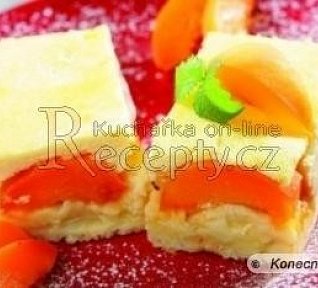 Meruňkový koláč se smetanovou peřinou