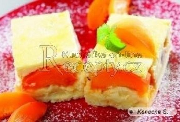 Meruňkový koláč se smetanovou peřinou