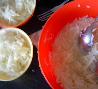 Kedlubnový salát s křenem