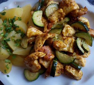 Kuřecí kari maso s cuketou