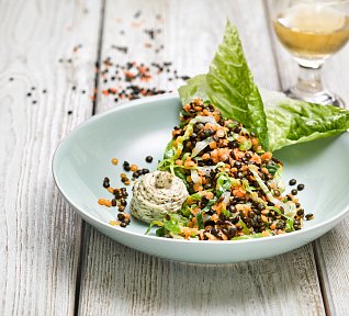 Salát z barevné čočky s římským salátem, zakysaná smetana s majoránkou