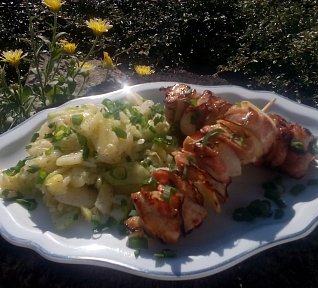 Špízy se svěžím salátem