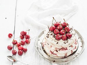 Pavlova s pistáciemi a višněmi