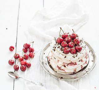 Pavlova s pistáciemi a višněmi