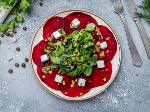 Carpaccio z pečené řepy s granátovým jablkem a citronovým dresinkem