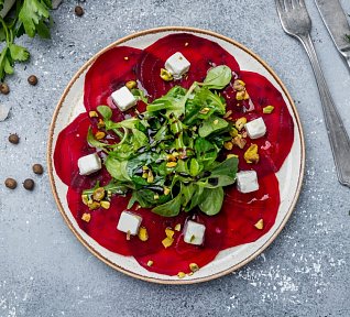 Carpaccio z pečené řepy s granátovým jablkem a citronovým dresinkem