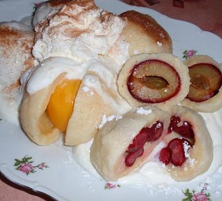 Jemné ovocné knedlíky z odpalovaného těsta