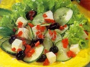 Zeleninový salát s ovčím sýrem