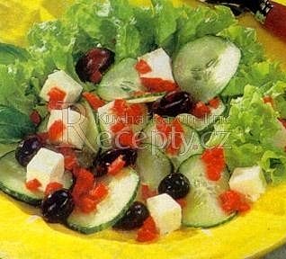Zeleninový salát s ovčím sýrem