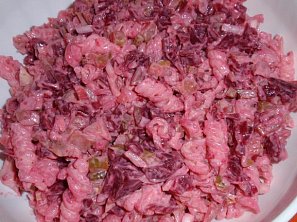 Těstovinový salát s červenou řepou