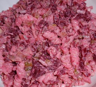 Těstovinový salát s červenou řepou