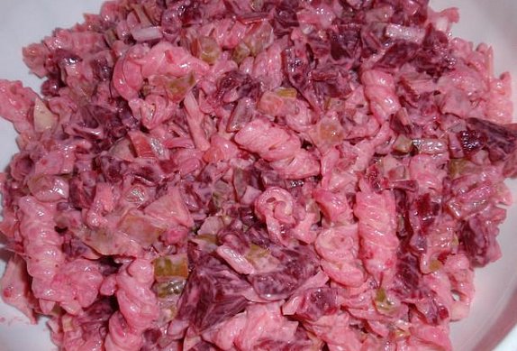 Těstovinový salát s červenou řepou