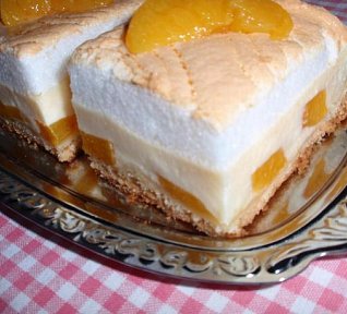 Jemné tvarohové řezy s ovocem