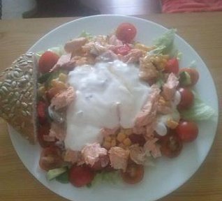 Zeleninový salát s lososem a jogurtovým dresingem