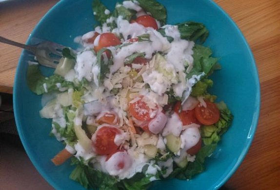 Zeleninový salát s domácí zálivkou