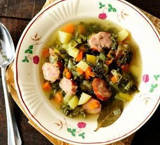 Kapustová polévka s klobásou