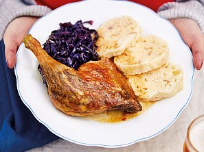 Pečená kachna s houskovými knedlíky a zelím na víně