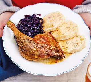 Pečená kachna s houskovými knedlíky a zelím na víně