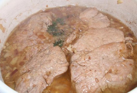 Dušené maso (nejen) na špeku s dušenou mrkví