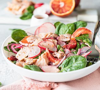 Citrusový salát s ředkvičkami a špenátem