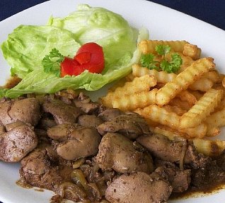 Kachní játra na cibulce s hranolkami