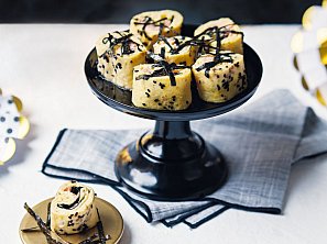 Vaječné rolky s nori a uzeným lososem