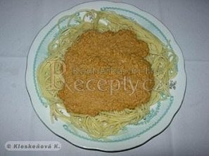 Špagety s kuřecí nohou na leču