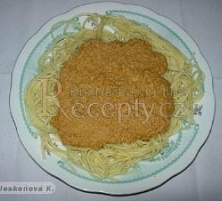 Špagety s kuřecí nohou na leču