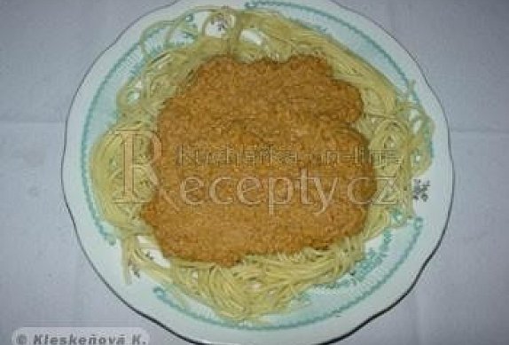 Špagety s kuřecí nohou na leču