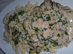 Cuketová mléčná omáčka se slaninou a Nivou Cuketová mléčná omáčka se slaninou a Nivou