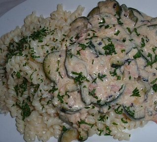 Cuketová mléčná omáčka se slaninou a Nivou