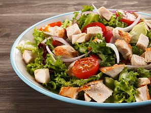 Lehký kuřecí salát se sýrem