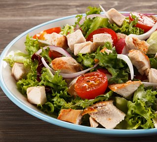 Lehký kuřecí salát se sýrem