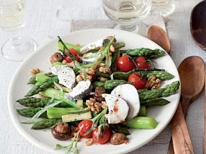 Chřestový salát s kozím sýrem