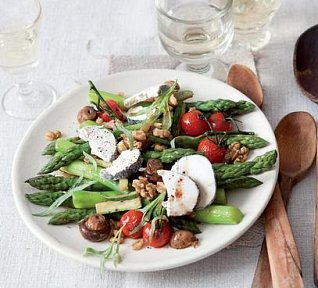 Chřestový salát s kozím sýrem